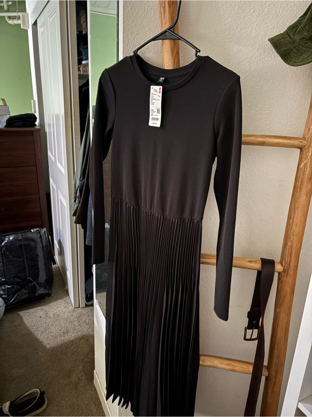 Uniqlo Black Long-Sleeve Pleated Midi Dress